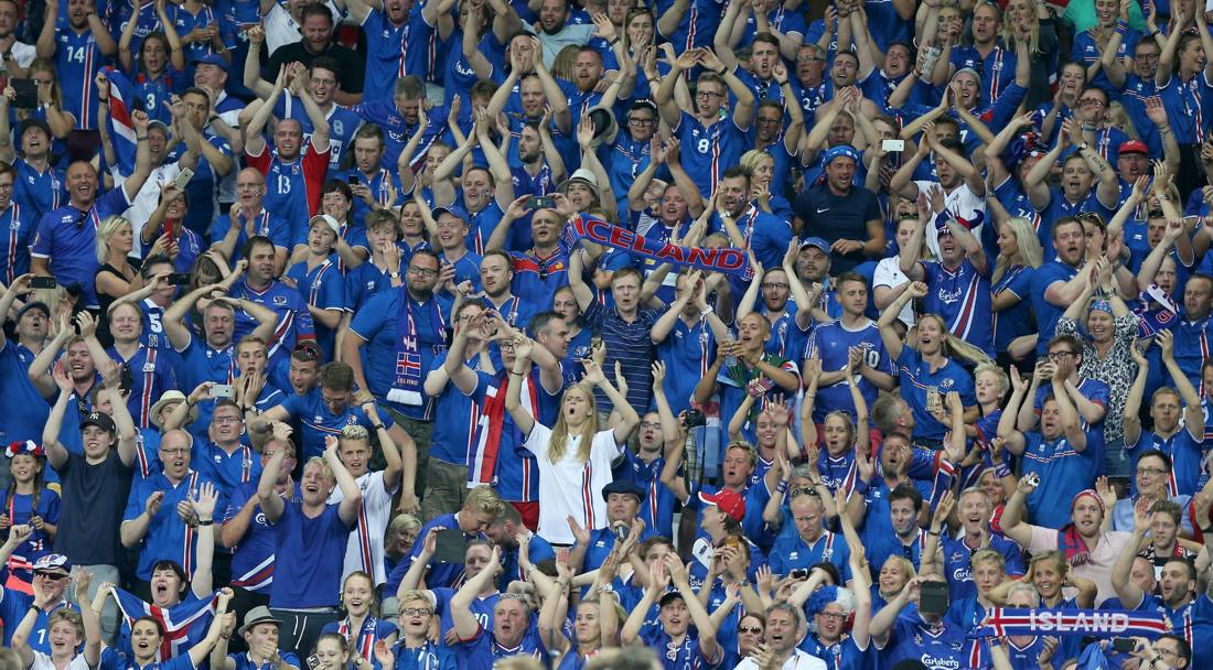 I tifosi islandesi ubriachi di felicità. Epa